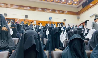 Phụ nữ tham gia mít tinh ủng hộ Taliban ở Đại học Giáo dục Shaheed Rabbani. Ảnh: Twitter