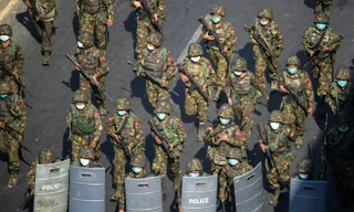 Binh sĩ Myanmar ở Yangon. Ảnh: Reuters