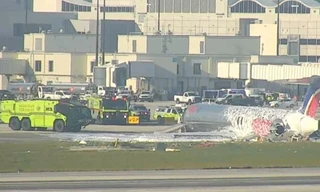 Mỹ: Máy bay trượt khỏi đường băng, va trúng tháp liên lạc rồi bốc cháy