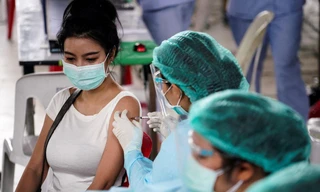 Một phụ nữ tiêm vắc xin ở Bangkok. Ảnh: Reuters