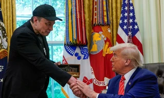 Tổng thống Mỹ Trump tặng tỷ phú Elon Musk chiếc chìa khóa vàng