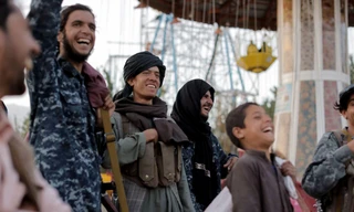 Lăm lăm ôm súng, chiến binh Taliban hào hứng đi công viên giải trí