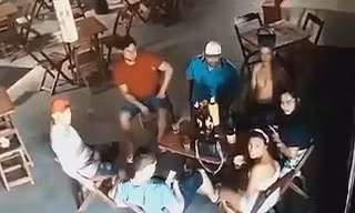 Brazil: Vợ cuồng ghen, đột kích quán bar nã súng điên cuồng vào bạn nhậu của chồng