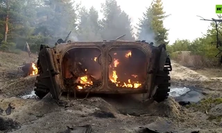Nga tung video xe bọc thép nghi của Ukraine bị thiêu rụi khi xâm nhập lãnh thổ
