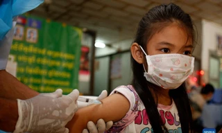 Một bé gái người Campuchia tiêm vắc xin ngày 17/9. Ảnh: Xinhua