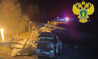 Nga: Cầu sập trúng tàu hỏa khiến hàng chục người thương vong, nghi do hành động phá hoại