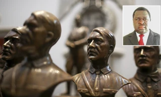 Tượng chân dung trùm phát xít Adolf Hitler (ảnh lớn) và ông Adolf Hitler Uunona (ảnh nhỏ).