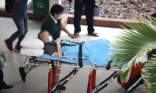 Nam phi công rời bệnh viện Chợ Rẫy lên đường về nước. 