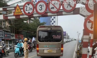 CSGT 'giải cứu' xe khách mắc kẹt trên cầu vượt Tây Sơn