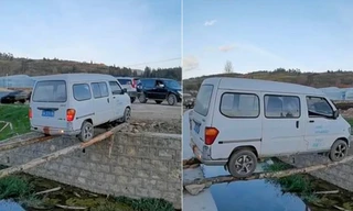 Nín thở xem tài xế lái xe lùi qua cầu khỉ