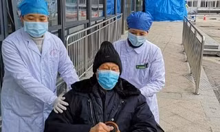 Cụ ông 91 tuổi vui mừng xuất viện sau khi 'thắng' virus corona