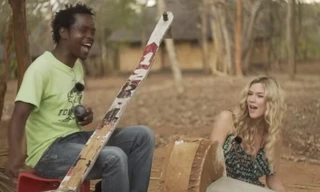 Anh chàng nổi tiếng với tài chơi đàn ghi-ta tự chế từ chai thủy tinh