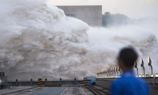 Đập Tam Hiệp xả nước. Ảnh: Xinhua