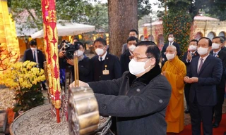 Hình ảnh Chủ tịch Quốc hội dâng hương tại Hoàng thành Thăng Long