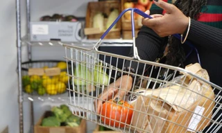 Pháp: Giá thực phẩm tăng cao, nhiều thành phố bắt đầu phát tem phiếu