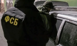 Nhân viên Cơ quan An ninh Liên bang Nga (FSB) bắt giữ một nghi phạm. Ảnh: Tass