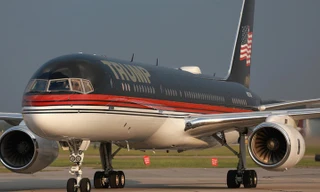 Chuyên cơ của ông Donald Trump va trúng máy bay khác