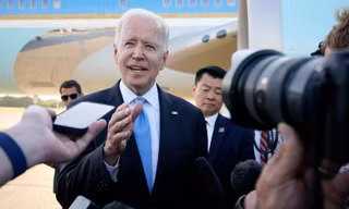 Ông Biden trò chuyện với phóng viên trước khi lên chiếc Không lực Một để trở về Washington. Ảnh: AP
