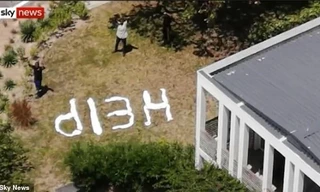 Người dân Palma cầu cứu trực thăng cứu hộ trong vụ thảm sát ngày 24/3. Ảnh: Sky News