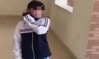 Nữ sinh ở Đông Hà bị đánh hội đồng, bắt quỳ giữa nhà văn hóa