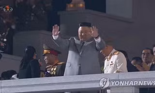 Chủ tịch Kim xuất hiện tại lễ duyệt binh đêm 9 rạng sáng 10/10. Ảnh: Yonhap