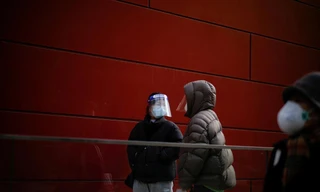 Trung Quốc hậu nới lỏng quy định phòng COVID-19: Người dân xếp hàng chờ khám sốt 