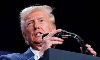 Tổng thống Trump yêu cầu tạm dừng mọi khoản tài trợ và cho vay của liên bang