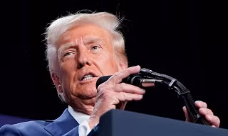 Tổng thống Trump yêu cầu tạm dừng mọi khoản tài trợ và cho vay của liên bang