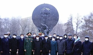 Chủ tịch nước Nguyễn Xuân Phúc cùng Đoàn đại biểu cấp cao Việt Nam chụp ảnh lưu niệm tại Tượng đài Chủ tịch Hồ Chí Minh. (Ảnh: Thống Nhất/TTXVN)