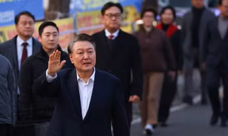 Tổng thống Hàn Quốc vẫy chào người ủng hộ khi được trả tự do