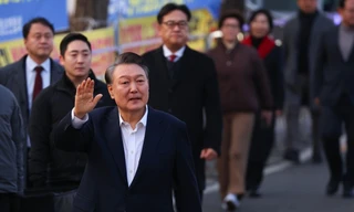 Tổng thống Hàn Quốc vẫy chào người ủng hộ khi được trả tự do