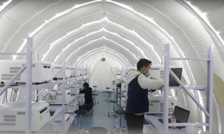 Một phòng xét nghiêm lưu động được dựng trên sân tennis ở Thạch Gia Trang (tỉnh Hà Bắc). Phòng xét nghiệm này có công suất 1 triệu mẫu/ngày. Ảnh: Global Times