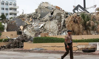 Hiện trường vụ sập tòa chung cư 12 tầng ở Miami. Ảnh: Reuters