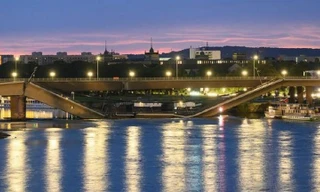 Đức: Cầu sập sau khi xe điện chạy qua