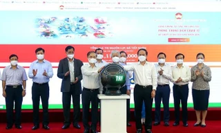 Các đại biểu thực hiện nghi thức bấm nút ra mắt hệ thống đóng góp trực tuyến của Tiểu ban Vận động và Huy động xã hội. Ảnh Kỳ Anh