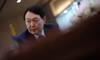 Tổng thống Hàn Quốc Yoon Suk Yeol bị bắt giữ, có mặt tại cơ quan điều tra