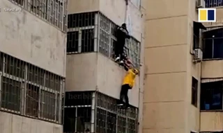 Nhân viên giao hàng tay không leo 3 tầng nhà cứu bé gái mắc kẹt 