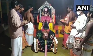 Các tu sĩ cầu nguyện trước tượng nữ thần corona. Ảnh: ANI