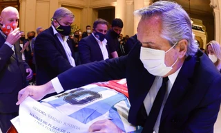 Tổng thống Argentina Alberto Fernandez viếng sao bóng đá Maradona. Ảnh: Reuters