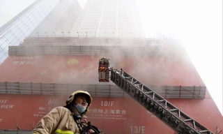 Hồng Kông: Cháy toà nhà 38 tầng, 300 người mắc kẹt trên sân thượng