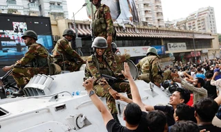 Làn sóng biểu tình lan rộng, Thủ tướng Bangladesh từ chức