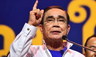 Thủ tướng Thái Lan rời khỏi cuộc họp báo khi được hỏi về cựu lãnh đạo Thaksin Shinawatra