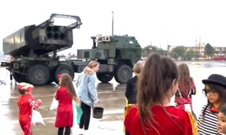 Dùng pháo phản lực HIMARS bắn kẹo trong lễ Halloween