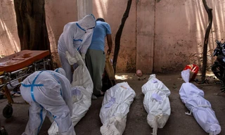 Thi thể bệnh nhân COVID-19 nằm xếp hàng ở New Delhi. Ảnh: Reuters