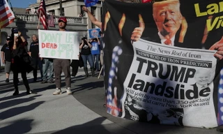 Người biểu tình ủng hộ ông Trump ở Pennsylvania. Ảnh: Reuters