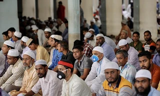 Người cầu nguyện ở Bangladesh. Ảnh: Reuters