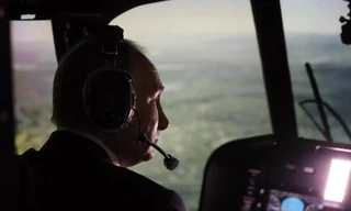 Tổng thống Nga Putin ngồi thử buồng lái máy bay ném bom chiến lược Tu-160M