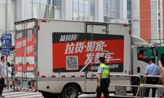 Đông đảo người dân tập trung bên ngoài lãnh sự quán Mỹ ở Thành Đô. Ảnh: SCMP