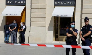 Cảnh sát tại hiện trường vụ cướp. Ảnh: Reuters