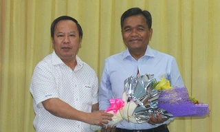 Đồng chí Châu Ngọc Tuấn, Phó Bí thư Tỉnh ủy Gia Lai chúc mừng đồng chí Hồ Văn Niên được chỉ định giữ chức vụ Bí thư Đảng ủy Quân sự tỉnh Gia Lai, nhiệm kỳ 2015-2020.